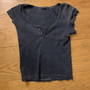 Brandy melville  - Jätte snygg brandy t-shirt som tyvärr inte kommer till användning längre! Tryck inte på köp nu🫶🏻