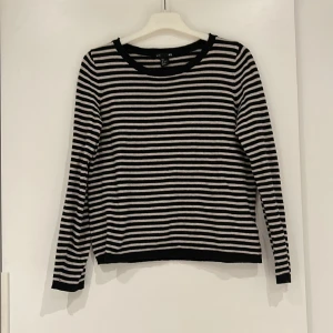 Stickad randig tröja - En randig stickad tröja från H&M. Det är en strl S men den är ganska liten i strl. Säljer då jag inte har någon användning av den längre.  FRAKT TILLKOMMER! Skickar ENDAST med postens blåa påsar.