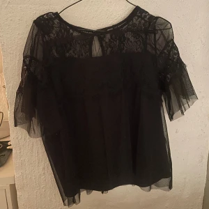 Fin blus - En verkligen så fin blus som är köpt secondhand, den påminner jättemycket om blusen från by malina! Jättebra skick Buda!!!