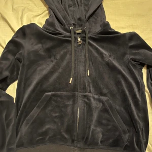  Juicy contoure  - Säljer både byxorna och tröjan för ett bra pris båda i storlek M❤️🥰