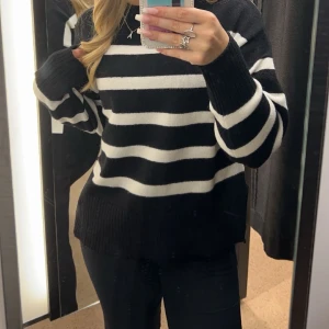 Randig stickad tröja - Fin stickad tröja, inga defekter. Passar alla den är väldigt stretchig!