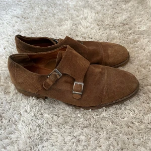 Herr skor 42/43 - Två par herr skor i storlek 42/43.  Ett par dress skor från Vagabond och gympaskor från Soc. Finns att hämta i Bromma men kan också mötas upp i centrala Stockholm