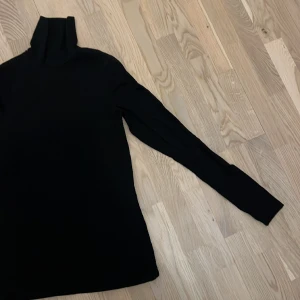 Svart polotröja - Fin svart polotröja i strl xs från Kappahl🥰