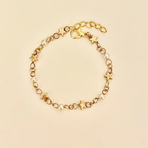Fint guld armband med stjärnor  - Handgjort armband med vita pärlor och stjärn pärlor. Tryck på köp nu om du vill köpa💗