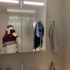 Grandpa tröja❣️ - En stickad tröja i vinrött och grå.knappt använd perfekt skick. Identisk baksida av tröjan!❣️ 