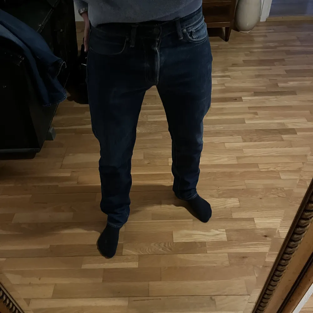 Levis 511 jeans i storlek 34/34 sitter mer som 30 eller 32 i midjan. Väldigt bra skick. Pris: 400 eller bud. Jeans & Byxor.