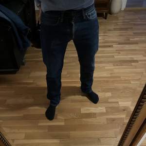 Levis 511 jeans i storlek 34/34 sitter mer som 30 eller 32 i midjan. Väldigt bra skick. Pris: 400 eller bud