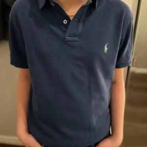 Ralph lauren piké mörkblå - Storlek M, den har tappat färgen lite men det är inget man märker, den e slim fit, 100% bomull.