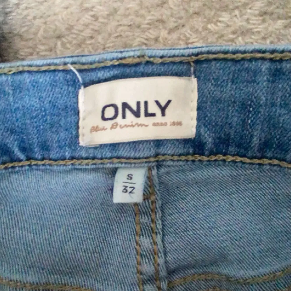 Ljus blåa Low waist Only jeans! Ändats använda 2 gånger pris går att diskutera. Bra längd på mig som är 160cm. Ny pris 549kr. Jeans & Byxor.