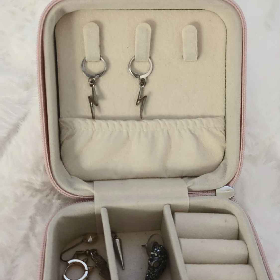 Silvriga Blixt örhängen - 90