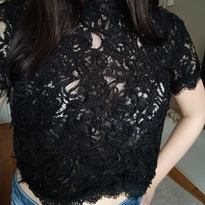 Spetströja - En spets tröja från Zara i storlek S. Nypris 299, denna tröja är verkligen jättefin och har använts fåtalbgånger men kommer tyvärr inte till användning längre 💓