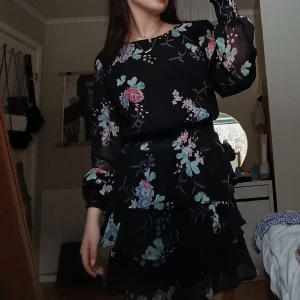 Klänning - Blommig klänning från Zara i strl S. Använd fåtal gånger, nypris 299💓 Hör av er ang. Frågor eller om ni vill ha fler bilder 💓📸