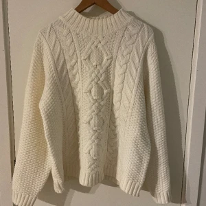 Stickad tröja - Nyskick, aldrig använd. 