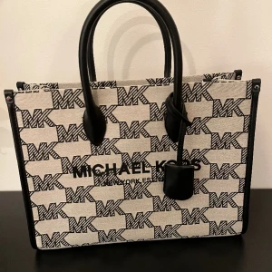 Mikael Kors Tote Bag - Köpt på Hede Fashion Outlet, har använt väskan Max 2 gånger. Då jag inte använder den, tycker jag det är synd att den endast står och samlar damm. 