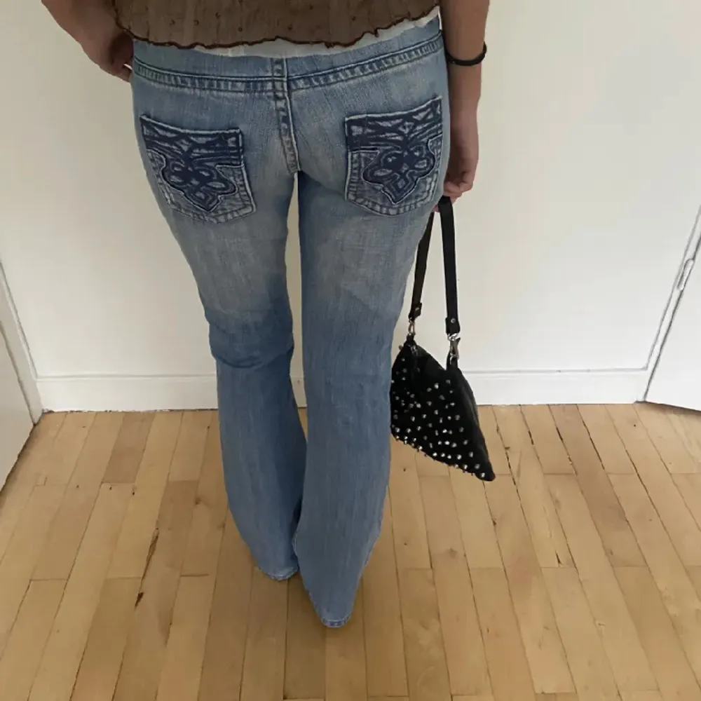 Unika Lågmidjade jeans i jätte bra skick! Midjemått rakt över är 30cm och innerbenslägnden är 77,5 cm. Skriv privat för fler frågor och funderingar!. Jeans & Byxor.