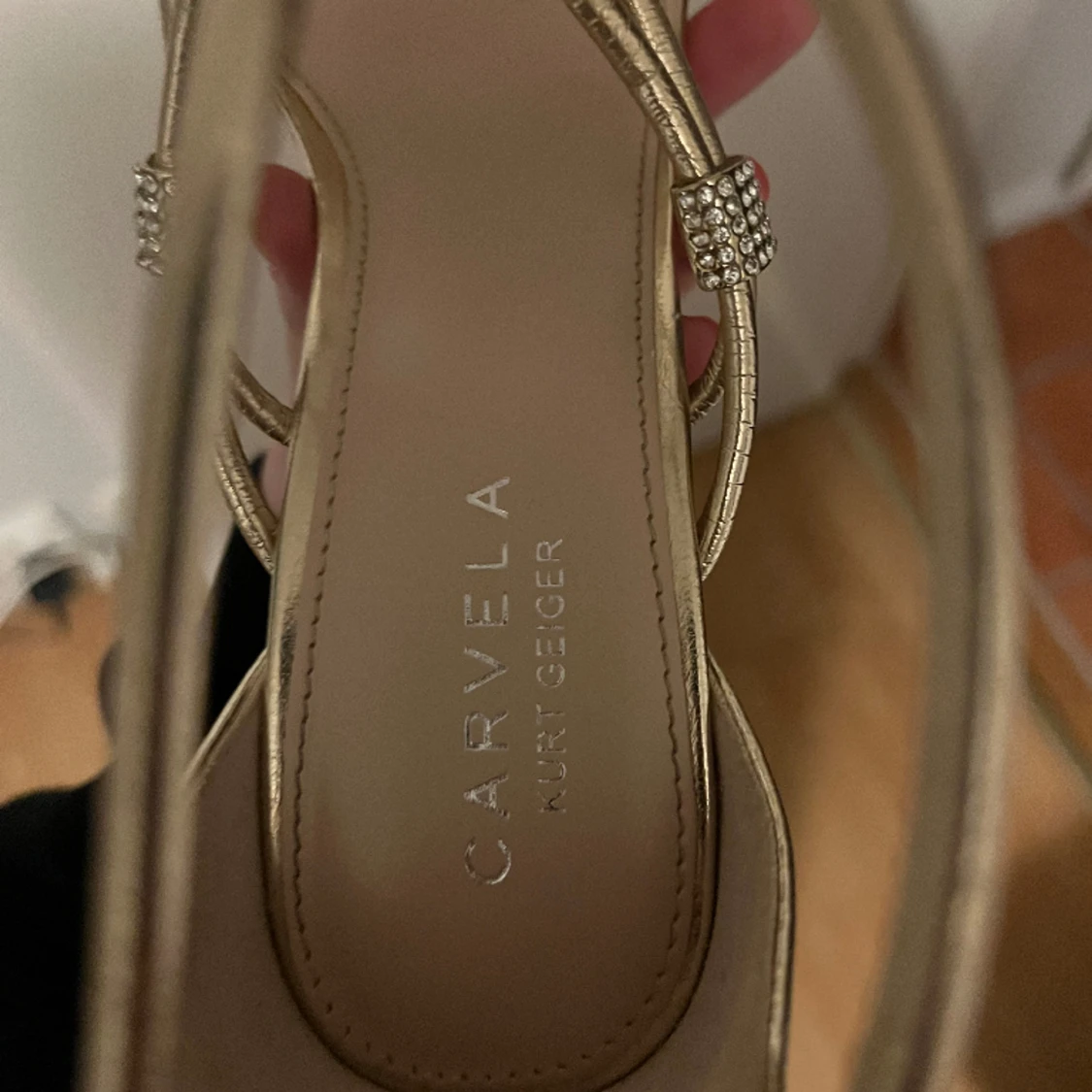 Guldiga klackskor från Kurt geiger  - 91