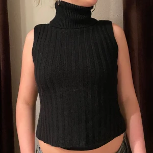 Stickad polotröja  - Fin stickad polotröja från Humana. Har inte använt särskilt mycket. Den är i storlek S, men är ganska stretchig i materialet så passar både mindre och större.