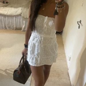 bandeau klänning - kort bandeau klänning! Så fin, aldrig använd💗xs men passar xs-s! köpt för 700kr i usa. Passar inför sommaren