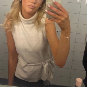 Zara tröja - Säljer denna slutsålda zara tröjan🤍 jättefint skick