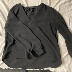 Vero Moda topp - Säljer denna söta topp från Vero Moda för att den inte används längre. Hör av dig vid fler frågor!💕