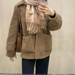 🤎 - Säljer denna fina kort kappa som är köpt från H&M.