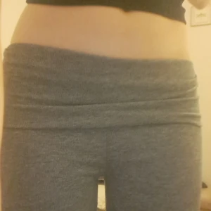 Gina Tricot bootcut  - Dem är för korta för mig som är 168cm lång och har långa ben. Passar någon dom är mellan 158-164cm lång