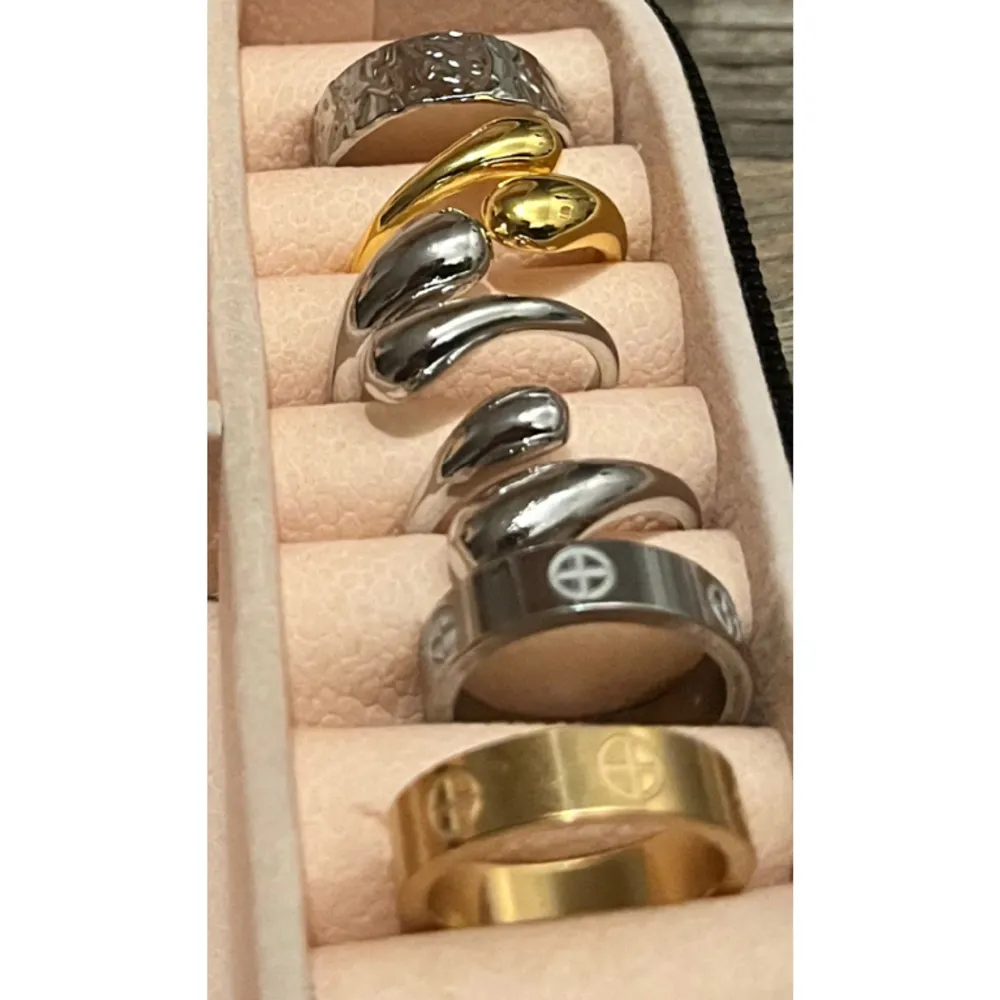 Här har vi exempel på ringar som kommer att säljas🫶🏻 Pilgrim  Syster p  Cartier  Edblad  Och bland annat Maria Nilsdotter dupes i både guld och silver💛🤍kommer att säljas för ca 50kr styck 🫶🏻. Accessoarer.