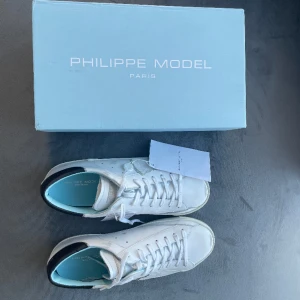 Philipe model skor  - Helt oanvända philipe model skor i topp stick! Storlek 44 beställde dessa två storlekar för stora,om nån har 42 går det att byta, box ingår och lapp som vissar att dom inte är använda, köpte dessa för 400kr men säljer för biligare problem med retur!