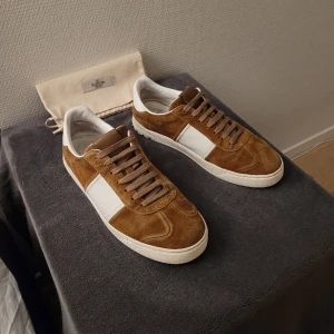 Valentino Flycrew - Extremt feta Valentino flycrews i färgen brun! Fint skick, saknas bara 2 nitar. Dustbag ingår! Passar även 43.Hojta till vid minsta lilla fråga🙂