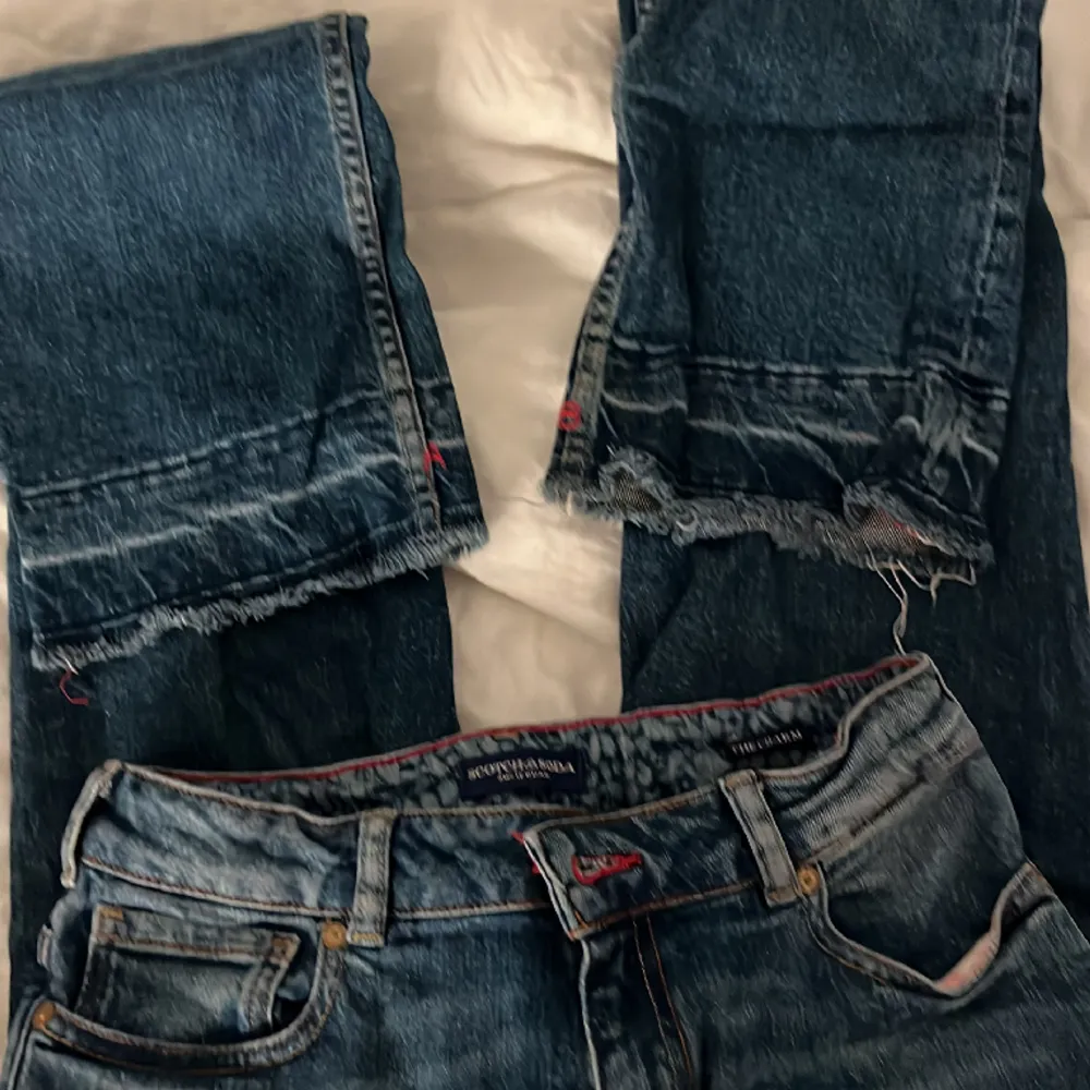 Säljer mina jätte fina jeans ifrån Scotch & Soda, dem har mycket fina detaljer och är modell bootcut/flaire. Säljer då dem har blivit för korta för mig.❣️Dem är i storleken 14y så skriv om ni vill ha mer exakta mått eller storlek. . Jeans & Byxor.