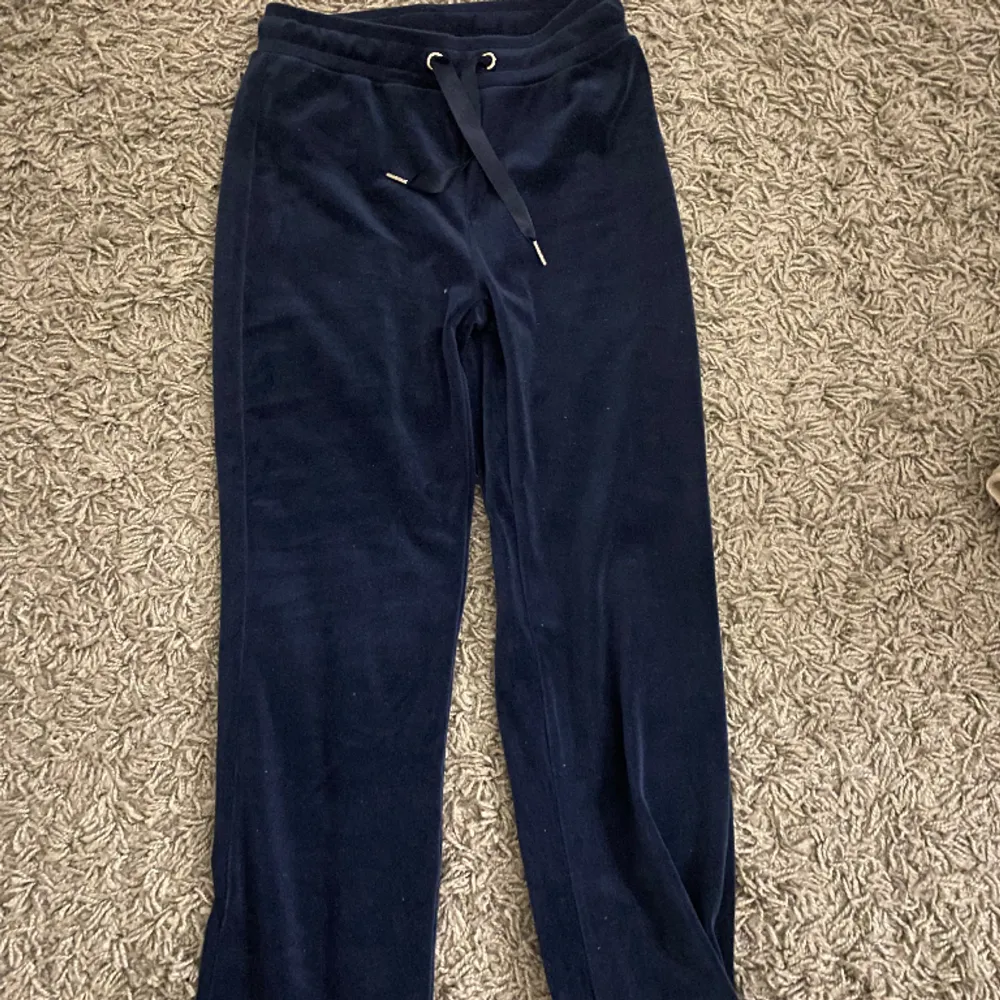 Mörkblåa velour byxor från Gina Tricot i storlek xxs men passar xs/s. . Jeans & Byxor.