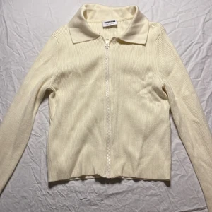 Gullig kofta med dragkedja - Använt en gång, skicket är helt nytt💕