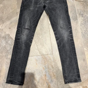 Dondup jeans - Rikigt fräsha dondupjeans i storlek 31, tyvär för små för mug nu men säljer dom till ett bra pris. Jag har inte använt dlm så mycket och skulle säga att dlm är i väldigt gott skick!! Pris kan diskuteras