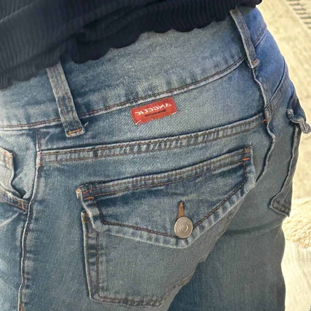 Super trendiga lågmidjade jeans från H&M säljes💫 Superfint använt skick och inga skador💓 290kr +frakt, går även att hämta upp på Ekerö😇 Postar inom 24 timmar efter köp!. Jeans & Byxor.