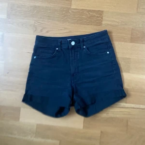svarttvättade jeansshorts - svarttvättade jeansshorts från hm❣️