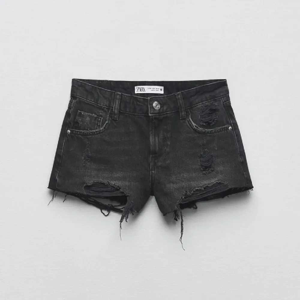 Lågmidjade jeansshorts från Zara! köpta för 329kr🙌🏼💓slutsålda på hemsidan!!. Shorts.
