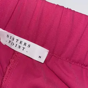 Rosa kostymbyxor från sisterpoint💞Aldrig använda bara hängt i en garderob i månader. Nypris 699kr
