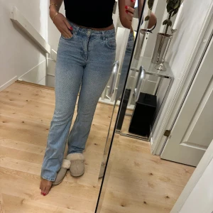 Slutsålda full length flare jeans Gina Tricot  - Säljer dom super snygga jeansen från Gina Tricot, full length flare i färgen lt blue som är helt slut, storlek 34, som nya🫶💕