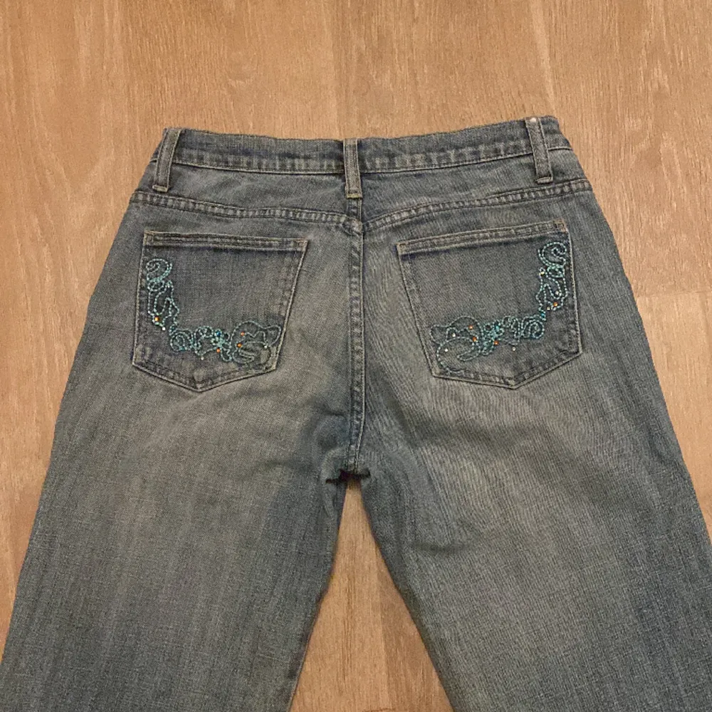 Säljer dessa lågmidjade flared jeans som är köpta här på plick, jätte fina men de är lite slitna ner till ❤️kom priv om ni vill se bilder på det slitna och om ni undrar nåt är det bara att fråga❤️innerbenslängden:76cm midjemått rakt av:35cm! . Jeans & Byxor.