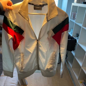 Criminal Damage London zip hoodie - Tja! Säljer denna unika hoodie från CriminalDamage (London) som inte många har i Sverige. Tröjan är i storlek Xs och är i väldigt fint skick. Fler frågor i PM