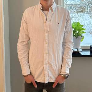 Ralph lauren skjorta | Skick: 9,5/10 | Strl M | Pris 449kr | Modell - Slim fit | Modellen är ca 181cm lång | Fraktar via postnord eller instabox på köparens bekostnad | Hör av dig vid minsta fråga eller fundering