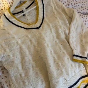 stickad tröja med v ringning  - köpt på h&m ca 2 år sedan! säljs då den inte kommer till användning. inte min stil längre. för bilder på är det bara att skriva :) strl S men är over sized så skulle säga passar L.