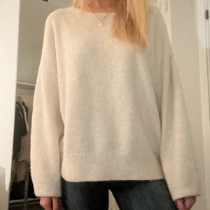 stickad tröja🙌🏻 - supermysig stickad tröja med lite lägre krage, i superbra skick🙌🏻