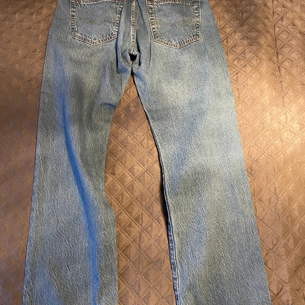 Säljer nu mina Levis jeans,använda fåtal gånger. Dem är ljus blåa och sitter väldigt bra på mig som är 178 cm.. Jeans & Byxor.