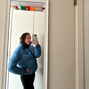 Svens jacka - Jacka från Svea storlek S. Någon fläck på, se bild. Kanske går att tvätta bort, inte testat. Ordpris strax över 2000kr. 