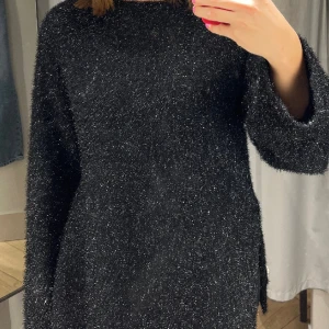 H&m glittrig stickad tröja 🖤 - Finaste stickade tröjan som inte säljs längre! Storlek xs men oversized så sitter som en s! 🖤 försten till kvarn!