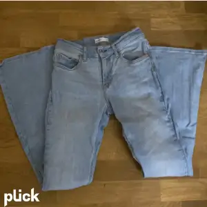 Säljer jeans från Gina Tricot eftersom dom är för små nu 💗köpte för 650 och säljer för 250💗