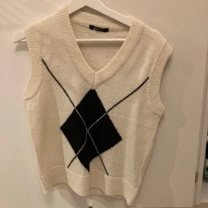 Väst - Säljer min snygga väst från Ginatricot som jag inte har använt någon gång för hittar inget som passar till. Storlek Xs men passar folk som har S. 🥰 Orginalpris ligger runt 299. Frakten läggs på efter intresse