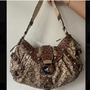 Vintage guess bag<3 - Säljer denna skit snygga guess väska i utmärkt skick. Säljer då jag har för många väskor, kom gärna privat för frågor eller prisförslag!❤️( missar en silver boll)
