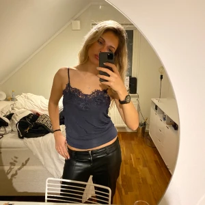 Spetslinne - Säljer denna fina spetslinne från soaked in luxury som är i marinblå! Storlek 36. Nypris: 349,95kr💞